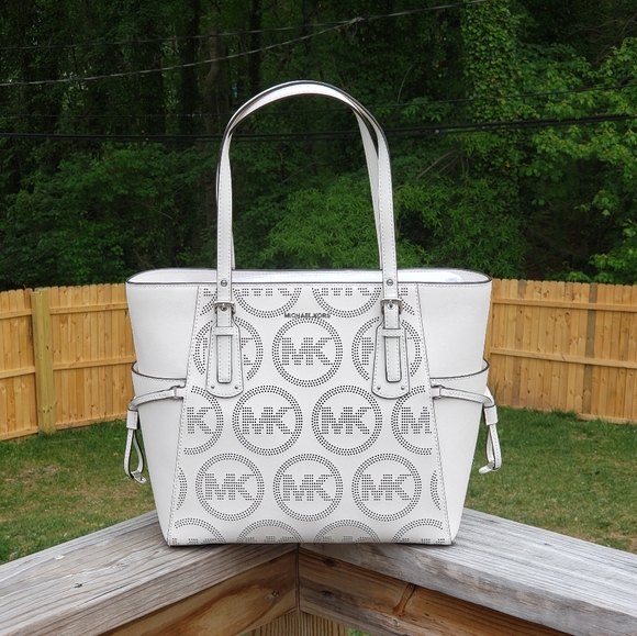 Michael Kors Handbags - ⚠️LAST 1⚠Michael Kors East West Voyager Tote White